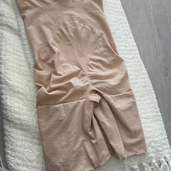 Seamless Power Series Sculpting High-Waisted Shorts - Picture 3 of 10